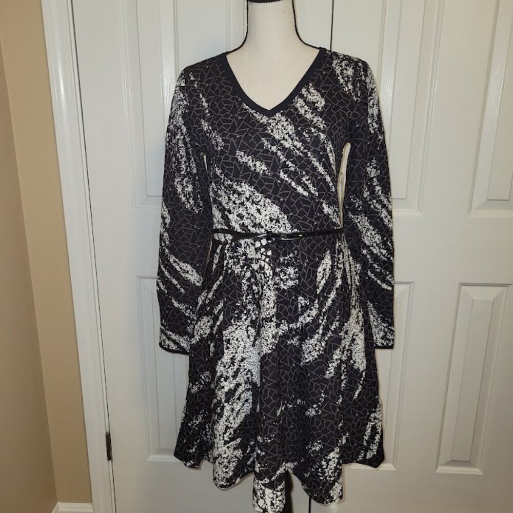 NWT Carmen Marc Valvo Abstract Belted Fit Flare Dress Medium